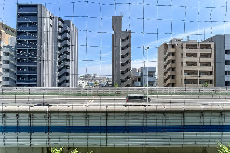 目の前には首都高速道路。これだけ近いと車の走行音が気になるところですが、当住戸は<b>二重サッシ</b>! 通りの音はしっかりと抑えられています。聞こえ方は現地でお確かめくださいね。