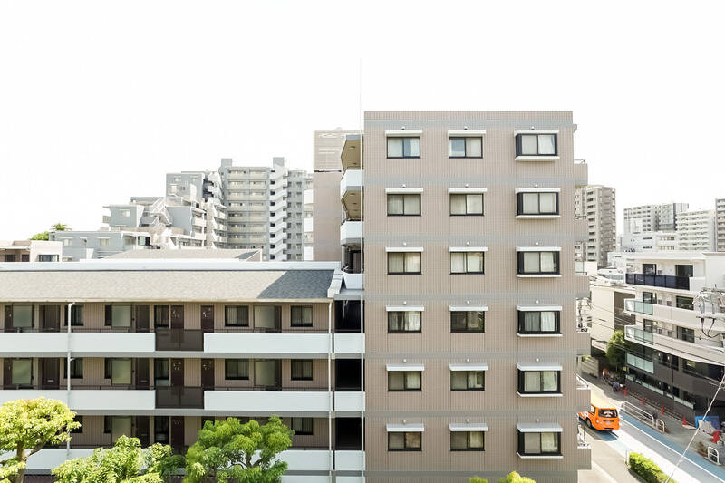 5階・南西向きビュー。目の前には背の高いマンションが見えますが、道路分の距離が取れているため、窮屈さはそこまで感じません。