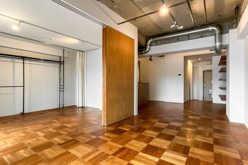 洋室の引き戸を開放したカット。こんなふうにワンルーム仕様にして、日当たりや開放感を最大限に生かすこともできます。