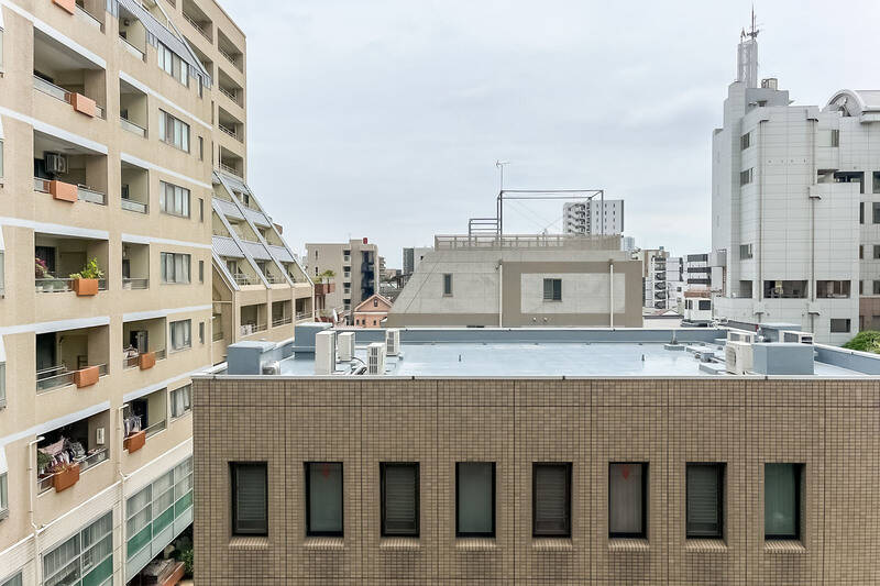 5階所在の住戸の正面は、建物越しに空が見える眺望。左手には別のマンションのバルコニーが見えますが、視線はそこまで気にならない印象です。
