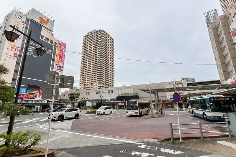 <p>最寄りの市川駅にはショッピングセンター「<b>シャポー市川</b>」が直結。大型スーパー「<b>ダイエー市川店・イオンフードスタイル</b>」(徒歩5分)や「<b>マックスバリュエクスプレス市川店</b>」(徒歩4分)も近く、買い物や外食には困らない環境です。</p>