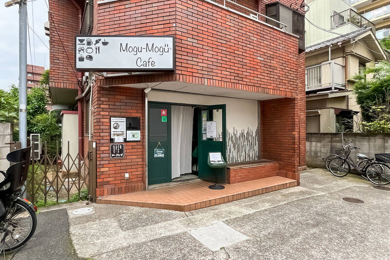 こちらはマンション裏手にある「Mogu-Mogu Cafe(モグモグカフェ)」(徒歩5分)。ランチプレートや一年を通して楽しめるかき氷が人気のカフェで、売主さまもお気に入りだそう!