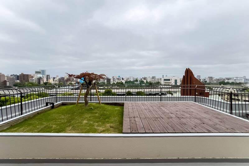 元々マンションに造り付けられていたであろう、巨大な植栽用のスペース。リノベーションによって半分は芝が敷かれ、半分はデッキに生まれ変わりました!