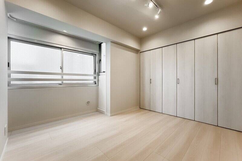 南東向きの窓はあるものの、お隣の建物が近接しているため眺望は埋まっています。明るさは反射光で担保されていますよ。