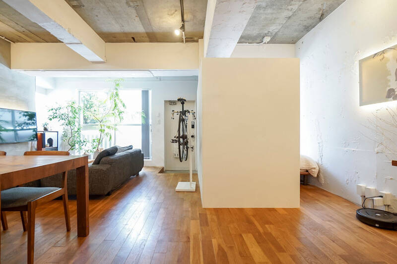 間仕切り壁の中は洋室に。建物の柱と梁を堺にスペースをうまく分節しています。