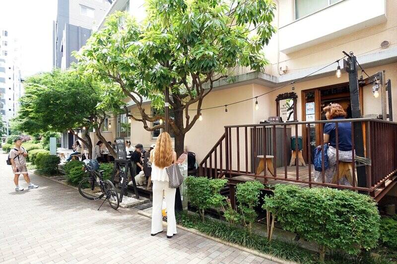 マンションのお隣には喫茶「ROSTRO（ロストロ）」があります。好みや気分に合わせてコーヒーを淹れてくれるお店で、テラス席はワンちゃんもOKです！ （徒歩１分）
