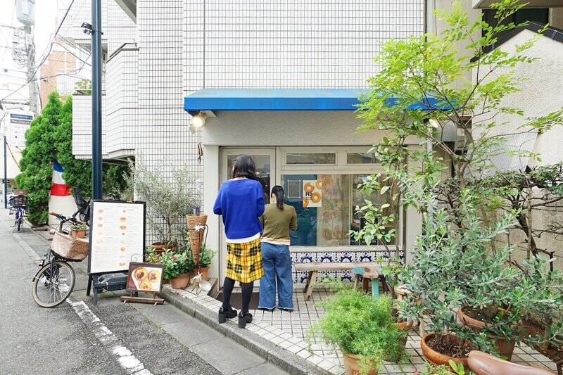 サックサクでバリッと甘い、ポルトガル式玉子タルト専門店「NATA de Cristiano(ナタデクリスチアーノ)」。行列必至の人気店ですが、並ぶ価値ありの美味しさです◎ (徒歩1分)