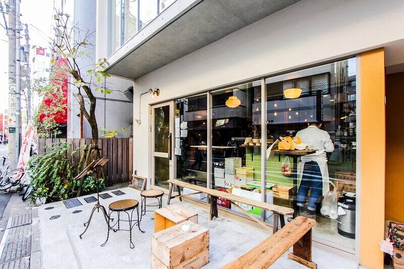 自家製のパンとハムを挟んだサンドイッチなどの朝食をいただける「PATH(パス)」。ご近所なので朝から気軽に立ち寄れますね。(徒歩3分)
