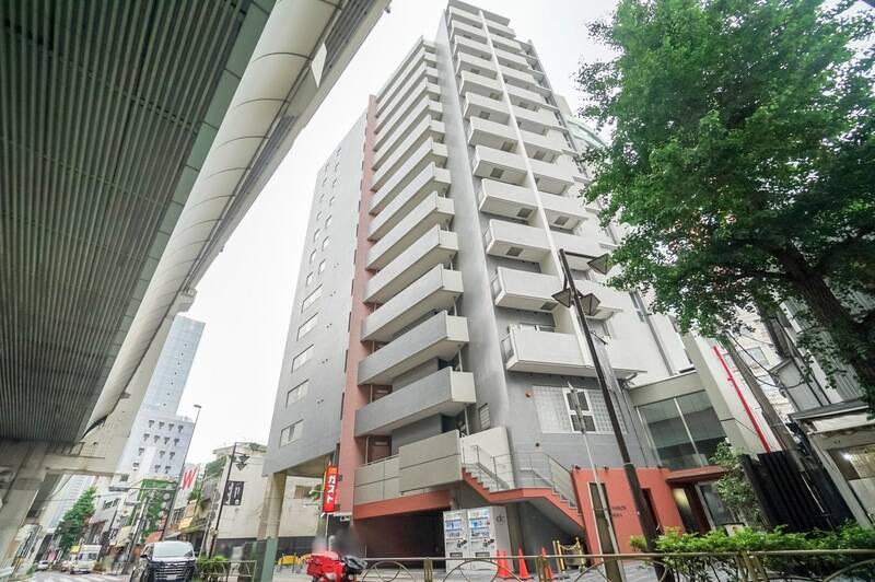 1998年築、地上14階建て、総戸数100戸のマンション。