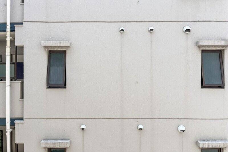 正面にある建物がドンと視界に入ります。正面の窓は換気用なので、視線は気にならなさそう。