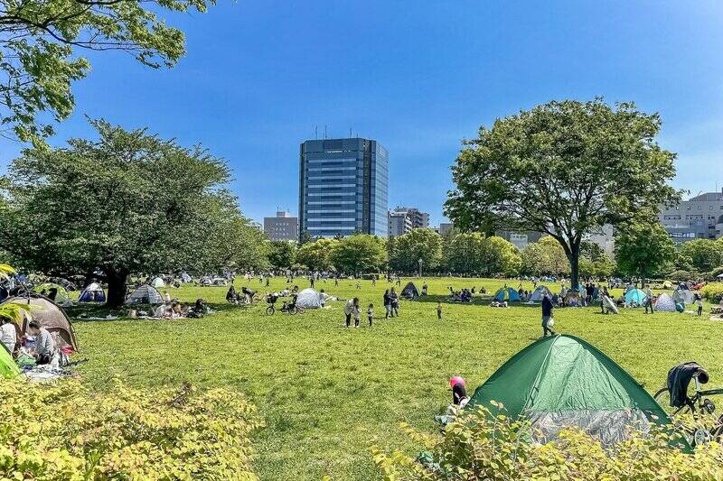 広い芝生広場をはじめ、バーベキュー場、植物園など広大な敷地に多数の施設がある「木場公園」。休日は豊かな緑に囲まれながらゆったりと過ごしてみてはいかがでしょうか。(徒歩10分)