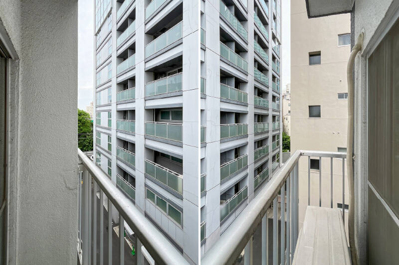 奥行きは室外機が収まる程度。こちらにも洗濯物は干せますが、同じフロアの共用部に物干しスペースがあるので、そちらも活用するとよさそうです。