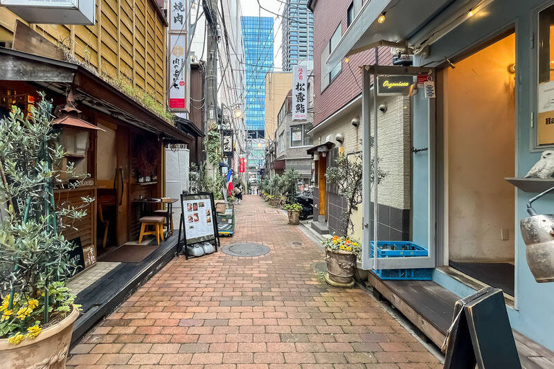 雑多な賑わいを見せる北口エリアも魅力的ですが、小洒落たお店が建ち並ぶこの通りも見逃せない! ぜひ周辺散策を楽しんでみてくださいね。