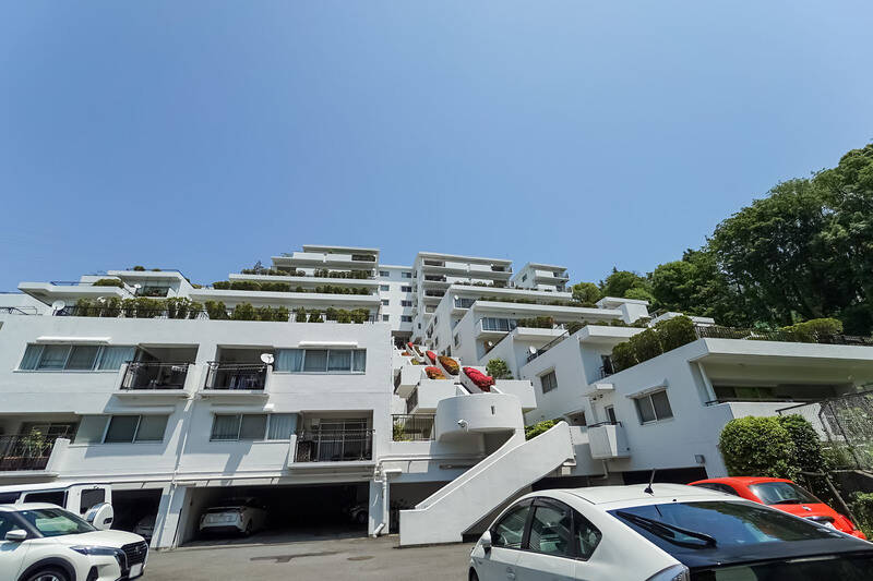 日差しをたくさん受ける丘の上のひな壇マンション。斜行エレベーターで住戸のある8階に向かいます!