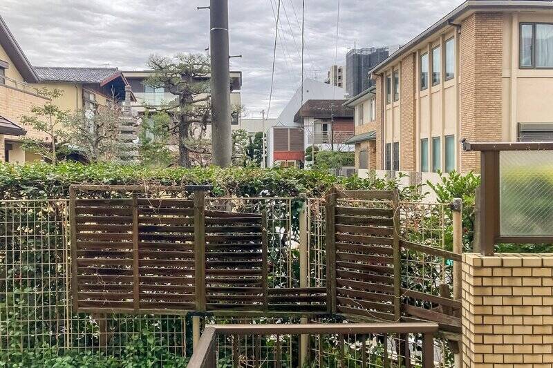 こちらの物件は1階に所在しており、コンパクトなテラスと専用庭が備わっています。