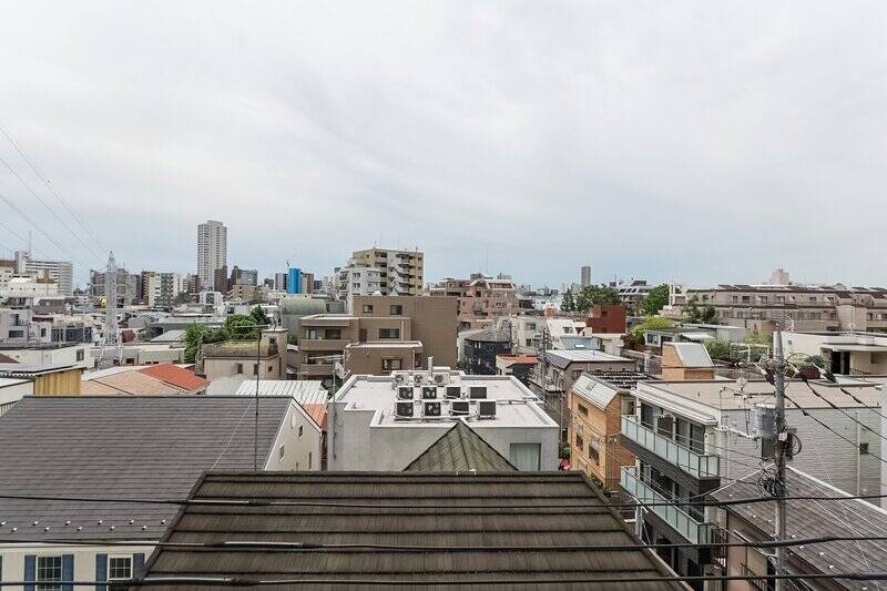 この抜け感! マンション自体は世田谷通り沿いに建っていますが、バルコニーは反対向き。住宅街と空が半々のラッキーな眺望です。