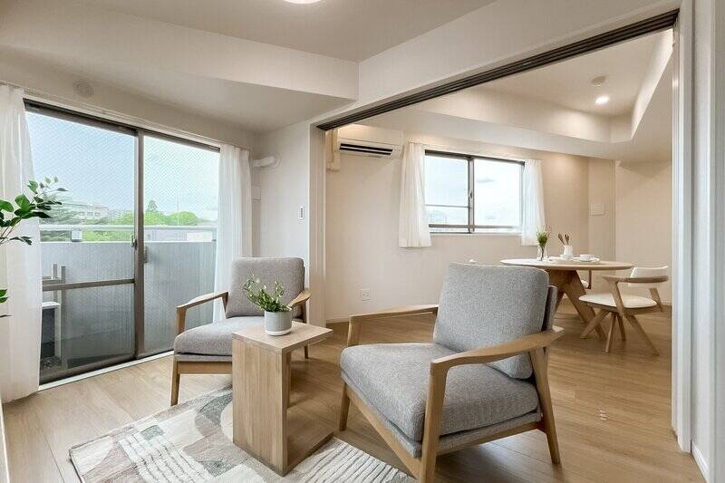 LDKと洋室Aを仕切る引き戸は壁にぴったりと収まるので、開け放つと空間が一体となって感じられます。
