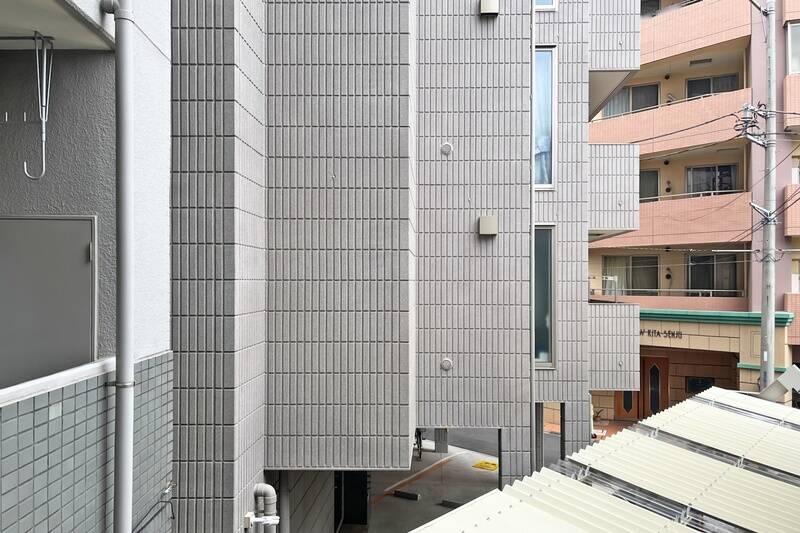 住戸は２階所在。マンションのエントランスアプローチが眼下に見える住戸位置です。