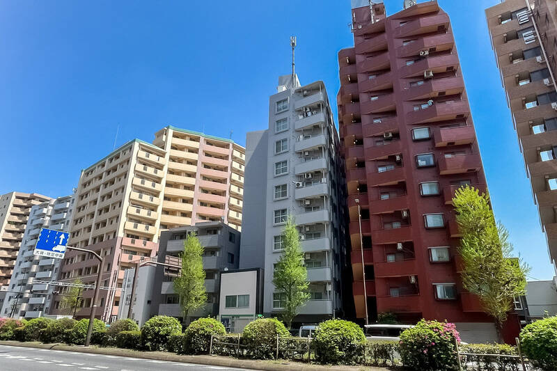 1989年に竣工した、新耐震基準適合のマンション。日光街道沿いに建っています。