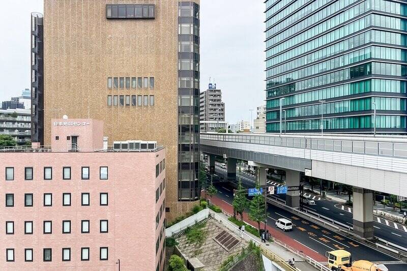 東側のバルコニーからの眺望。周囲に高層オフィスビルなどがありますが、距離が取れているので圧迫感はありません。