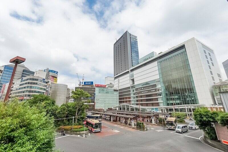 物件の最寄りは、ビッグターミナル「横浜」駅。徒歩18分と距離があるので、バス便がおすすめです。マンション近くのバス停「北軽井沢」(徒歩5分)には、横浜駅西口方面から乗車時間約5分でアクセスできますよ。