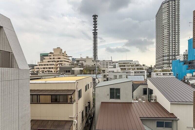 左手にお隣のマンション、右手に別住戸があるのでやや圧迫感はありますが、前方はほどよく開けています。南向きなので、日当たりは期待できそう。