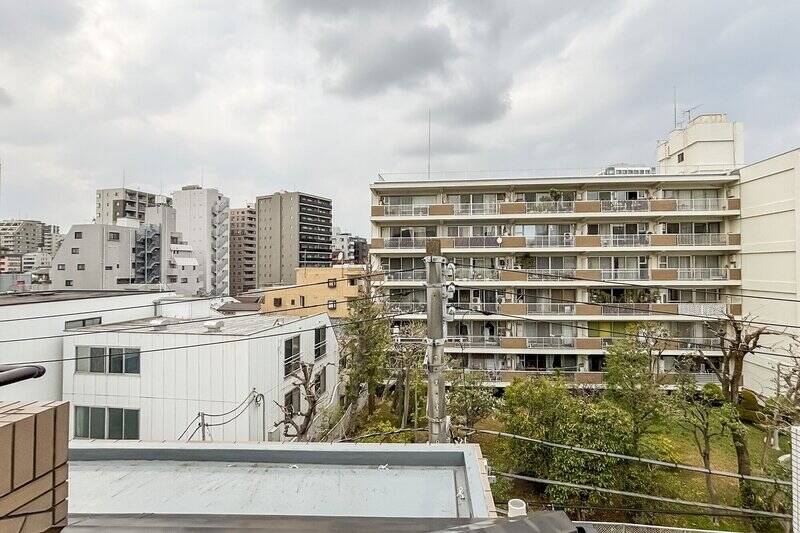 眺望は前方のマンションと向かい合わせ。道路を挟んでいるうえ、お向かいの庭もあるので距離は取れています。