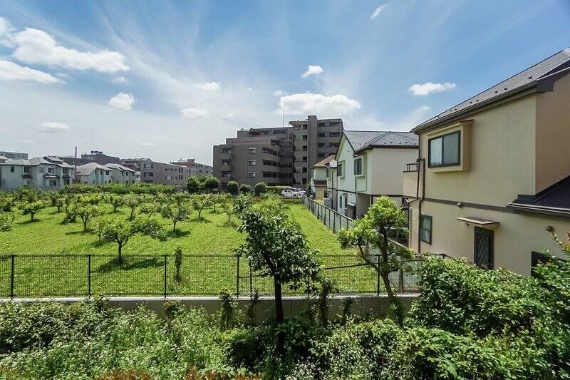 バルコニーに出ると、目の前には低木の果樹園が広がっています! どうりで日当たりがいいわけですね♡ 緑の絨毯の合間にたんぽぽが揺れて、思わず微笑んでしまいそうな眺めです。