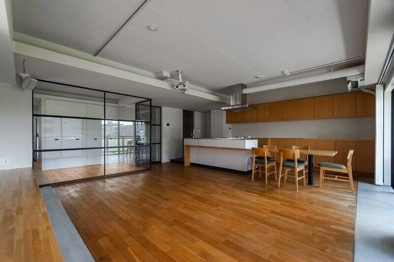窓を背に眺めると、洋室Aのガラス×アイアンの建具が絵になります! 居住空間全体を包み込むように、モルタルの土間が細く伸びているのも面白いポイントです。グリーンをずらっと並べたくなりますね。