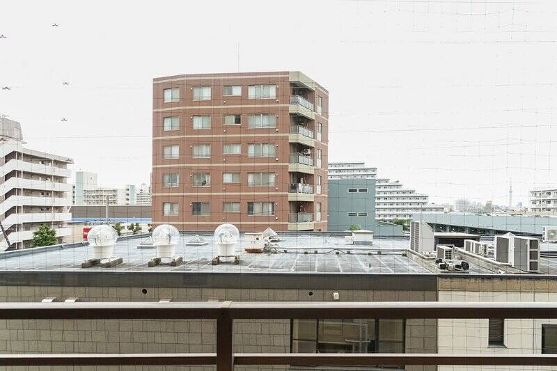 ４階所在の住戸は、隣の建物よりも目線が高く空を仰げます。（取材日はあいにくの天気だったのが残念！） 