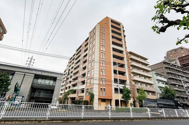 葛西橋通りに面する、地上12階建て・総戸数75戸の建物。パッと明るいブラウンの外観です。