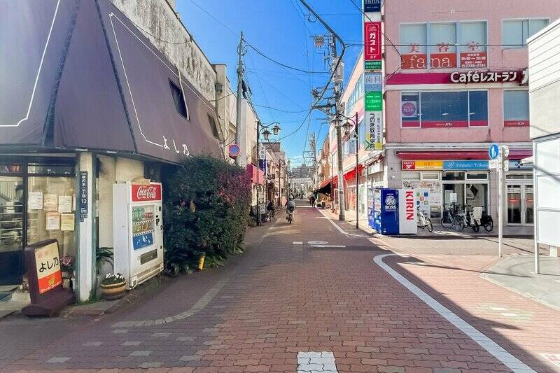 最寄りは東急多摩川線「<b>鵜の木</b>」駅(徒歩8分)。駅前の商店街には、こぢんまりとしたレストランが点在しています。