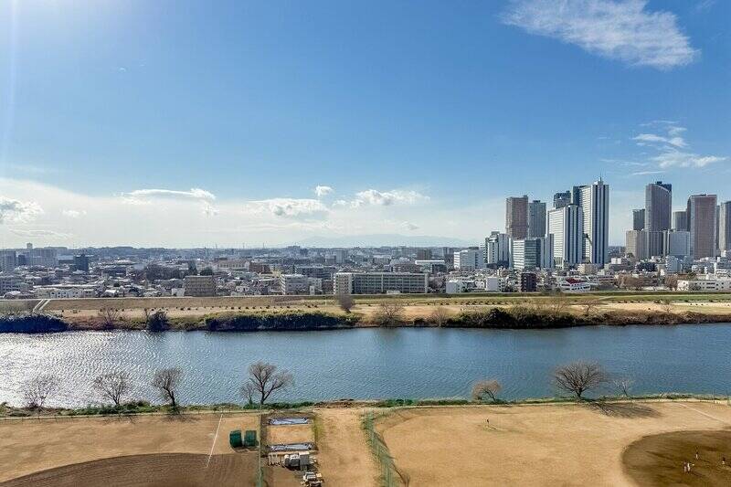 こちらの物件はカウカモプロデュース。多摩川のゆったりとした流れを見下ろす、専有面積約115㎡を3LDKの間取りにした住まいです。高層階(13階)ゆえの開放感は、つい笑みがこぼれそうになるほど!