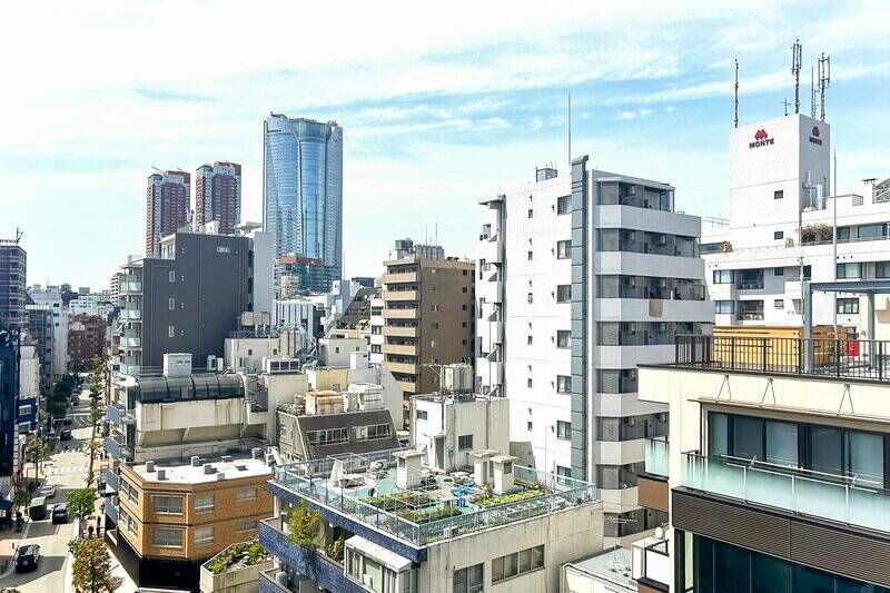 背の高いビルが並ぶ、都会らしいビュー。それでも空を大きく仰げます。
