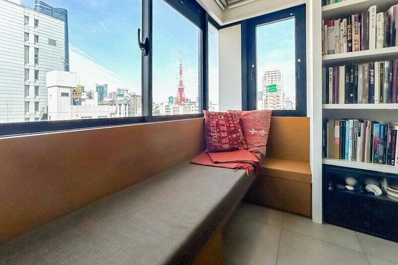 洋室の出入り口のコーナーの窓辺には、造作のベンチが。こちらの窓からも東京タワーが見えます。