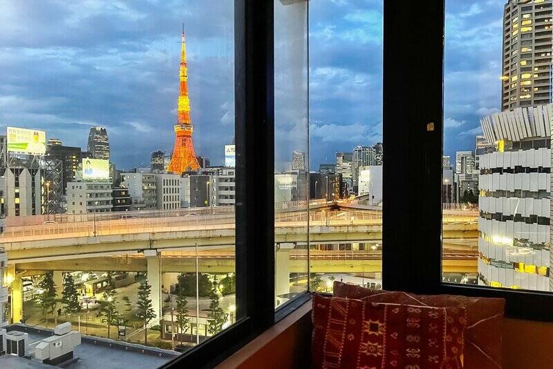 陽が沈んだあとの写真。首都高とビル群越しにライトアップされたタワーが浮かび、なんともロマンチックな光景です。