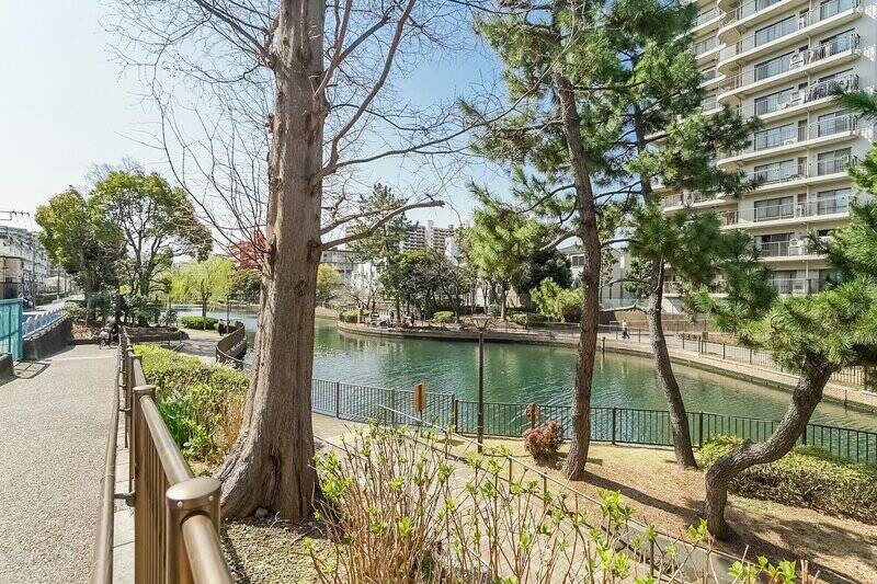 マンションの目の前には約1.9kmも続く「横十間川親水公園」。仕事や買い物への行き帰り、ほっと和む景色がいつでもそばに。