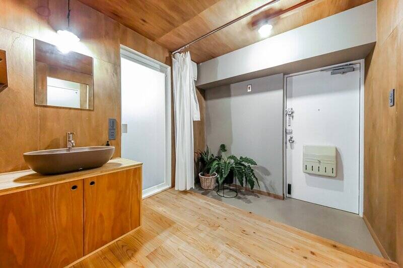 玄関ホールが脱衣室を兼ねています。目隠し用のカーテンをうまく活用してくださいね。
