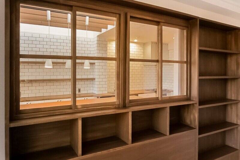 大きな収納棚。室内窓でLDKと緩やかにつながっています。
