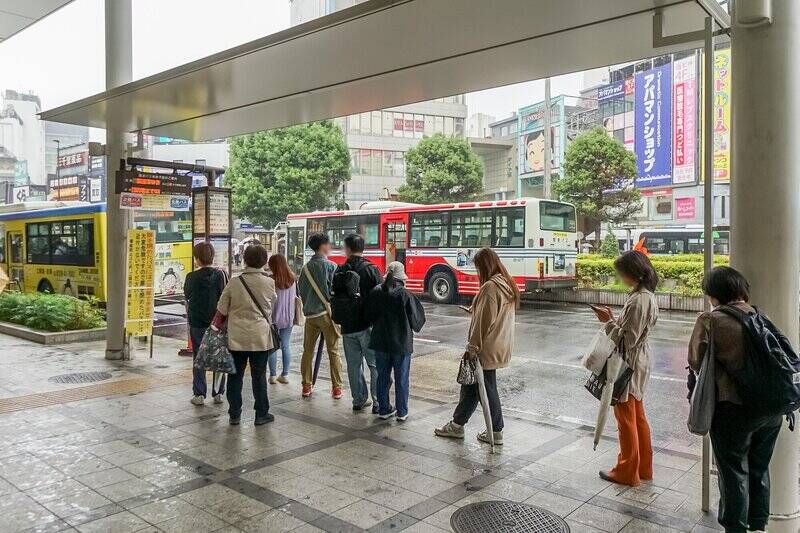 バスを利用するため! 家の近くにある「<b>吉祥寺通り入口</b>」停留所まで移動します。こういう雨の日でも楽に移動できるのがありがたい。