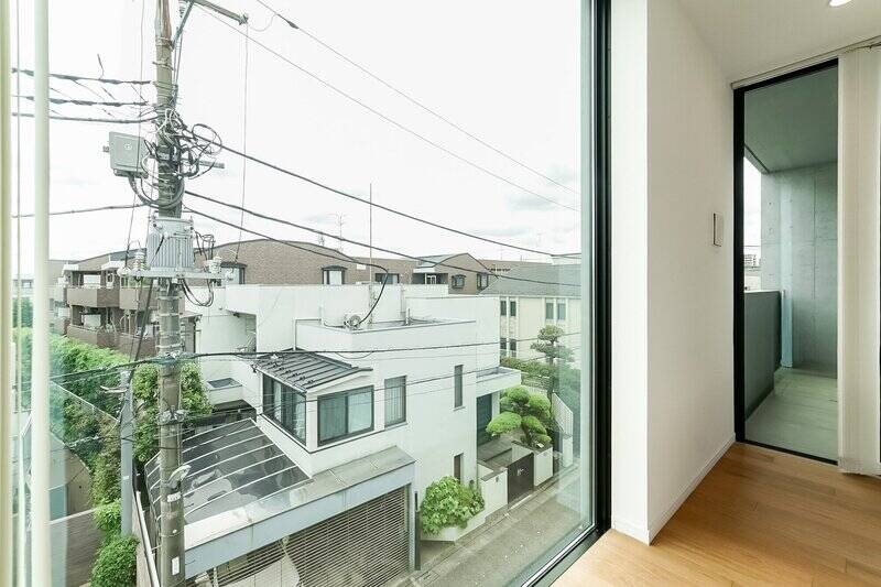 窓の先には住宅街が広がっているので、少し視線が気になるカモ。写真右手のFIX窓からはバルコニーが見えます。