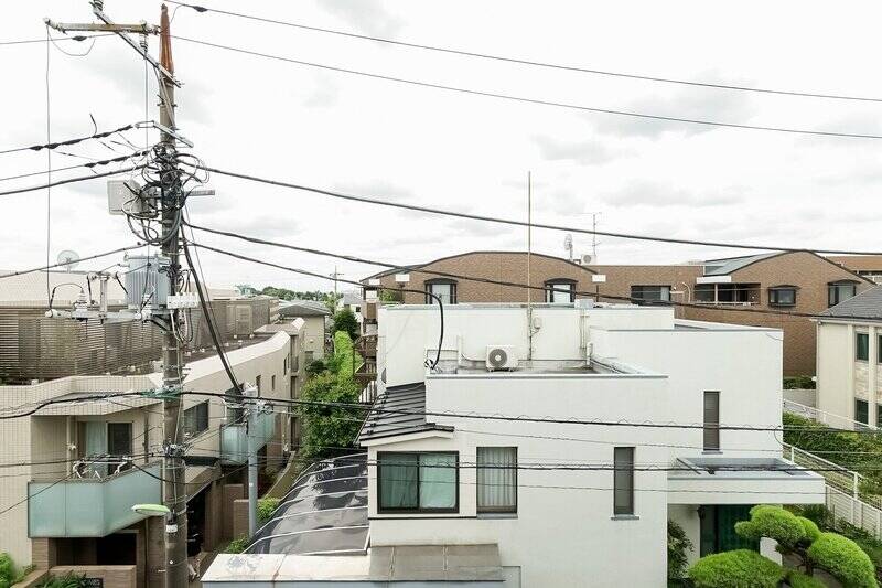 住戸は３階所在。周囲には低層の住宅街が広がっており、空を仰ぐことができます。