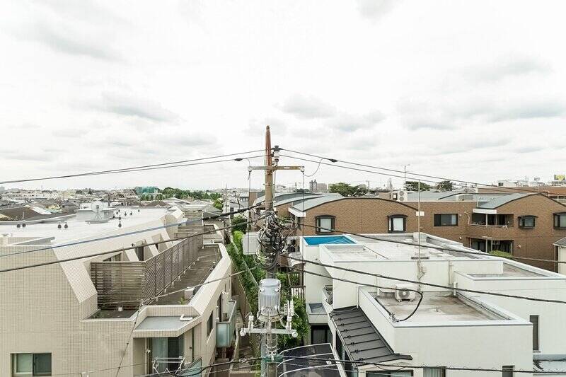 ルーフバルコニーへ続く扉を開けると、正面にはこんな景色。周囲は低層住宅が並んでいるため、遠くまで見渡すことができますよ。