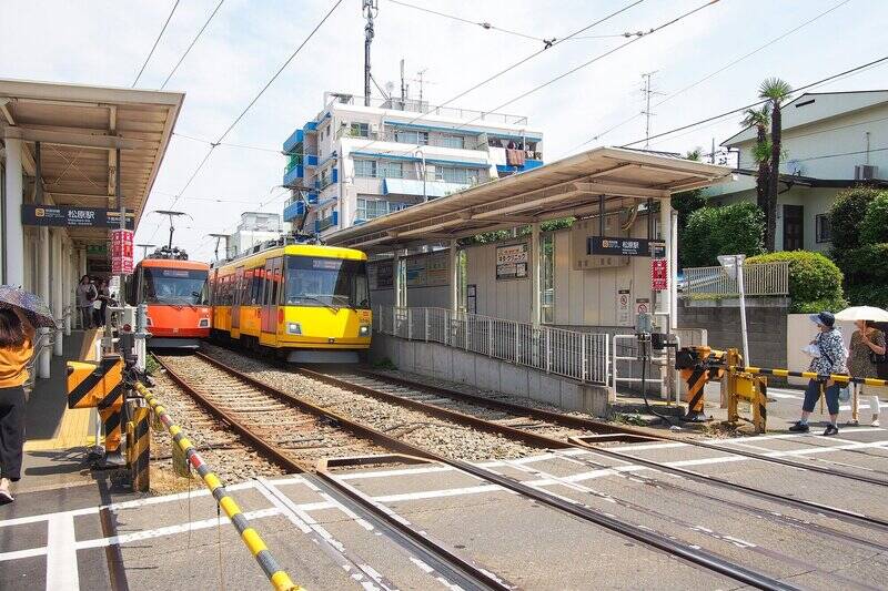 <b>最寄りの東急世田谷線「松原」駅までは徒歩７分。</b>沿線には、思わず立ち寄りたくなるような個性的なお店が点在していて、散歩がとにかく楽しいエリアです。駅を出てすぐそばには、ゆったりとした広さの「赤松公園」があります。春には園内の桜が美しく咲き、お花見にぴったりですよ。
