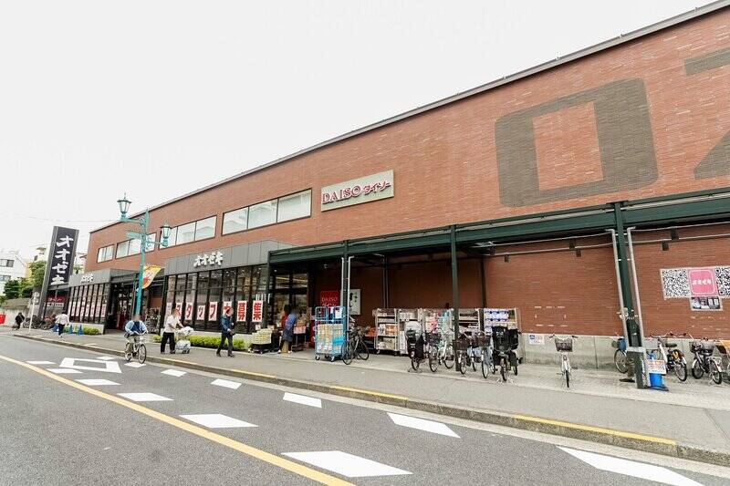 こちらも駅を出てすぐそばにある「オオゼキ 松原店」。なんとこちら、オオゼキの本店なんです。生鮮食品の品揃えが豊富で、２階にはダイソーが入っていて便利ですよ。（徒歩７分）