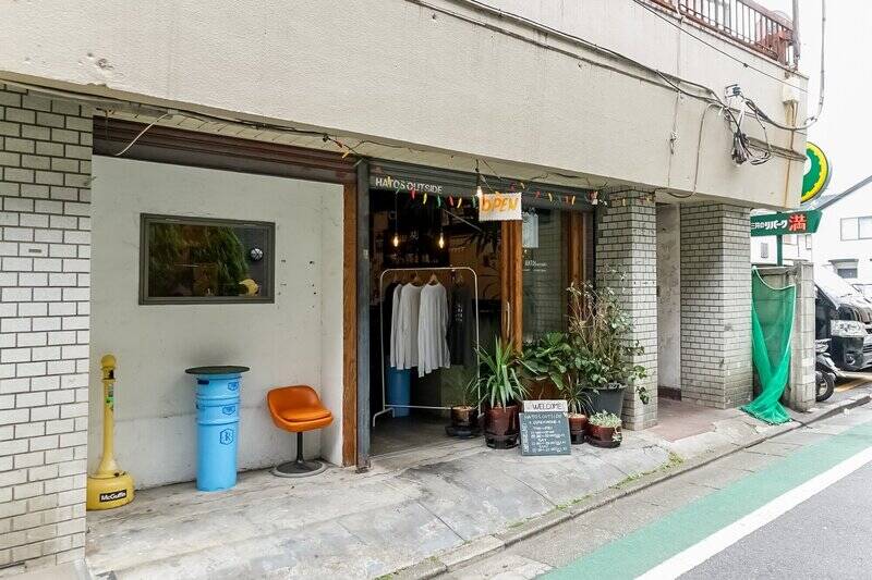 「下高井戸」方面に向かって歩くとカレー屋「HATOS OUTSIDE」が。本格派のカレーはもちろん、クラフトビールやナチョスも楽しめるお店です。（徒歩６分）