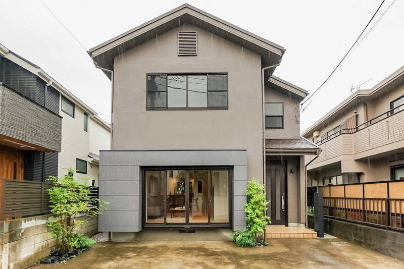 停留所から歩くこと約6分。今回ご紹介する戸建て住宅がこちら。1994年に建てられた木造住宅です。路地に面して大きく開口した窓が特徴的。