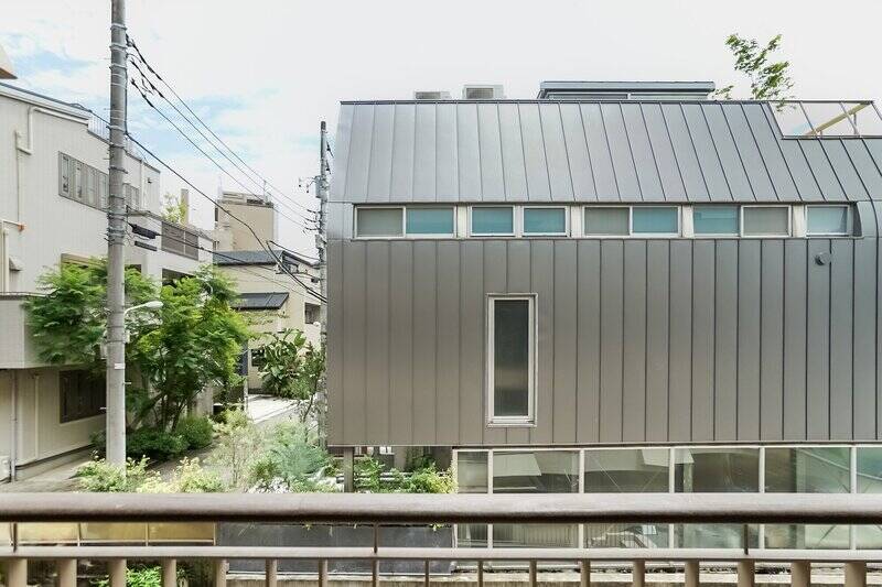 住戸は3階所在。バルコニーからは、正面に建物があるものの、その向こうに空を感じられる眺めです。
