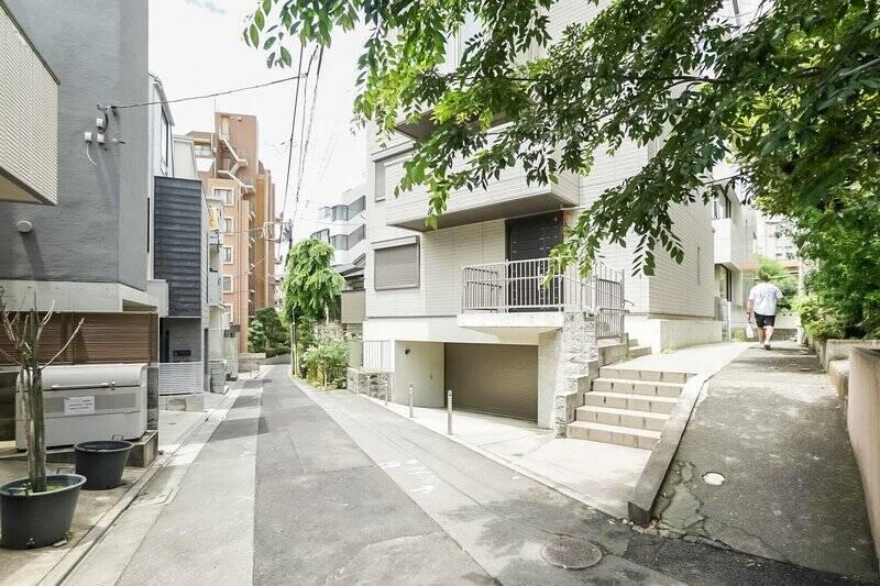 駅前の賑わいを抜けてマンションへ向かうと、穏やかで落ち着いた街並みが広がります。緩やかな勾配が続きますよ。