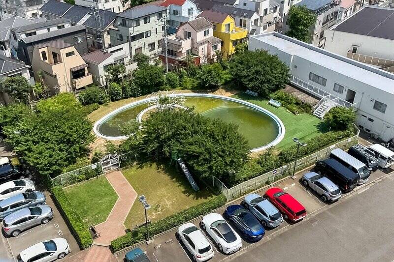 洋室から見下ろすと、眼下にはマンション敷地内の屋外共用プールが。こちらは7月上旬〜9月上旬ごろまで、住民向けに開放しているそう。夏が待ち遠しい……!